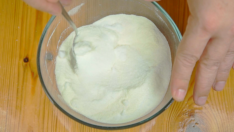 Mezclamos sólidos de la receta de helado de avellana casero