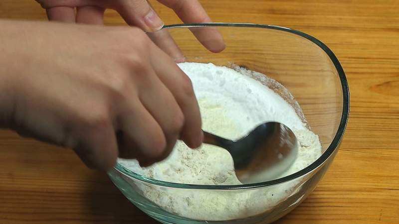 Removiendo los sólidos para el helado de chocolate a la naranja