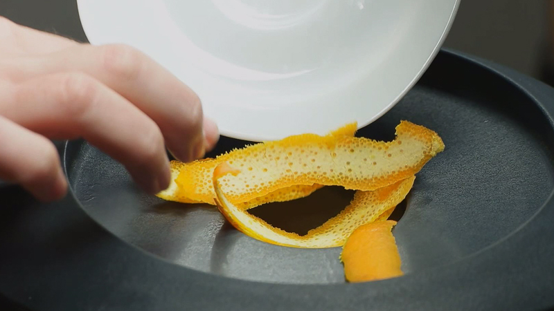 añadiendo cáscara de naranja para helado de chocolate a la naranja