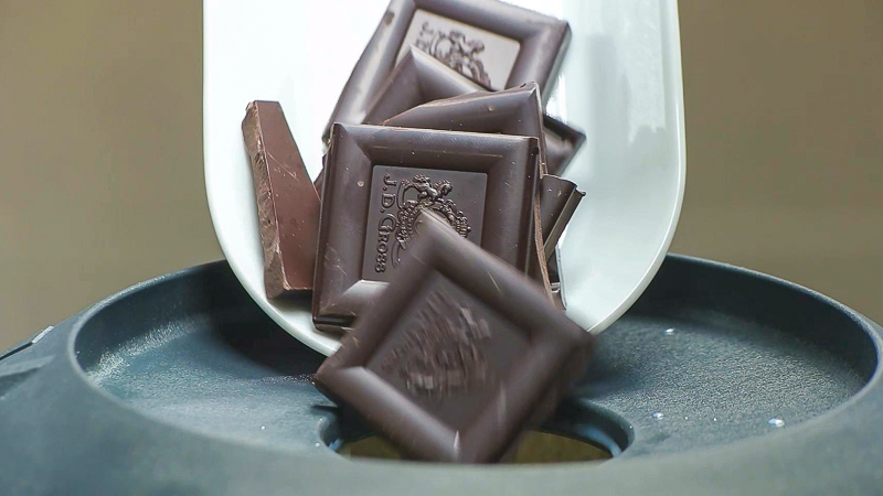 Añadir chocolate 70% cacao en helado de chocolate a la naranja