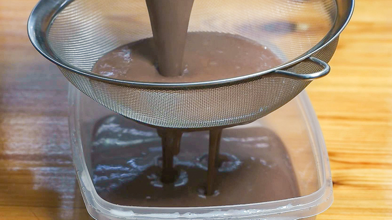 Colar la cáscara de naranja para hacer helado de chocolate a la naranja