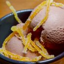 dos bolas de helado de chocolate a la naranja decorado con tiras de naranja confitad