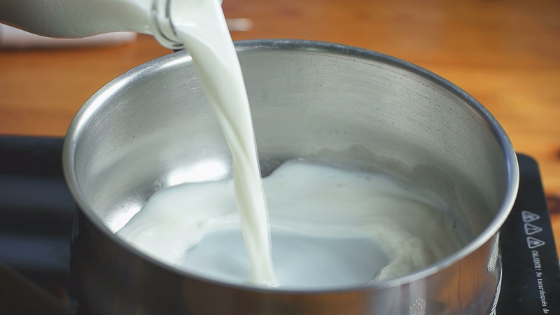 añadir leche para hacer helado
