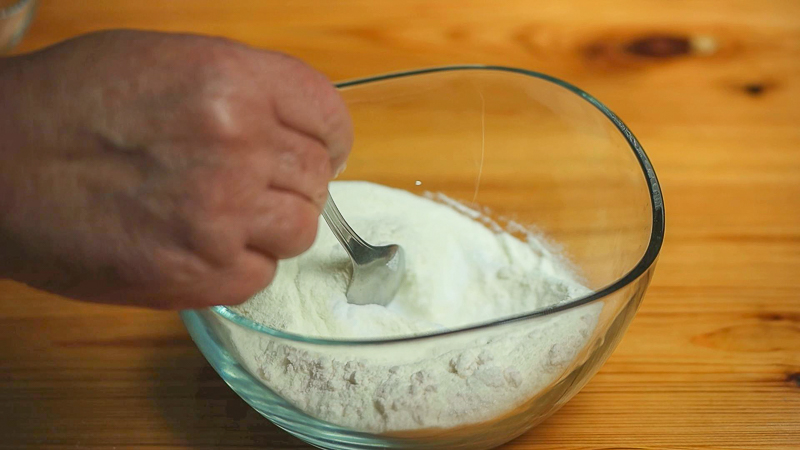 Mezclando los sólildos de la receta de helado de turrón casero cremoso