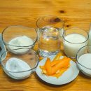 Todos los ingredientes para hacer helado de chocolate a la naranja