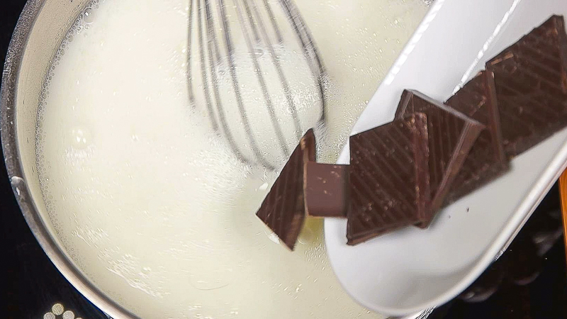 Añadir chocolate a la mezcla de helado de kinder