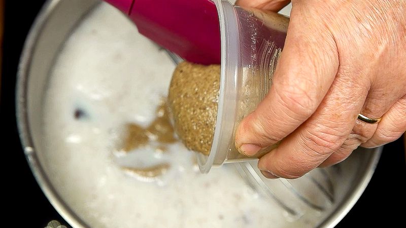 añadir pasta de avellana para hacer helado de kinder