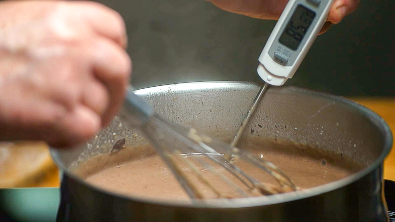 calentar el mix para hacer helado kinder