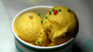 helado de mango hecho con una base