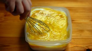 remover mango junato a la mezcla de helado de mango