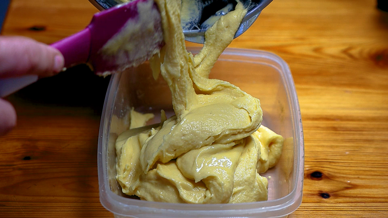 llenar recipiente de helado de mango